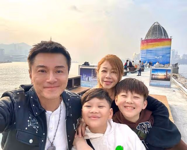 知名港星久違曬近況!一家四口享親子時光,曾患急病瀕臨生死邊緣