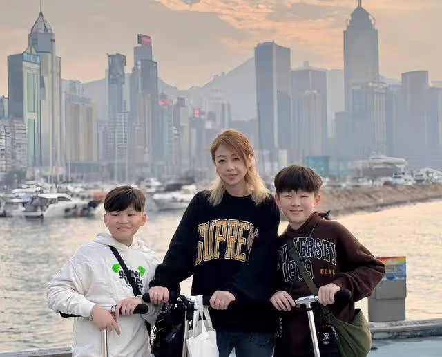知名港星久違曬近況!一家四口享親子時光,曾患急病瀕臨生死邊緣