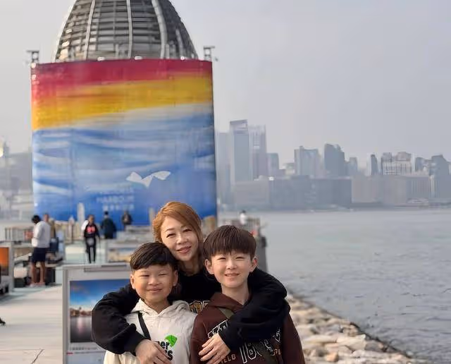 知名港星久違曬近況!一家四口享親子時光,曾患急病瀕臨生死邊緣