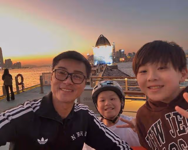 知名港星久違曬近況!一家四口享親子時光,曾患急病瀕臨生死邊緣