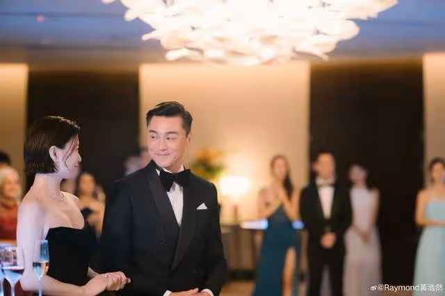 知名港星久違曬近況!一家四口享親子時光,曾患急病瀕臨生死邊緣