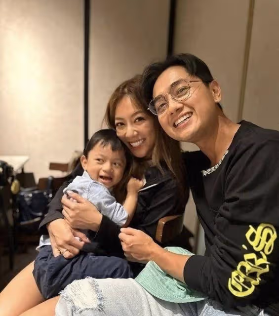 TVB帥氣小生兒子患罕見病,稱小傢伙治療初見成效,會用刀叉進食