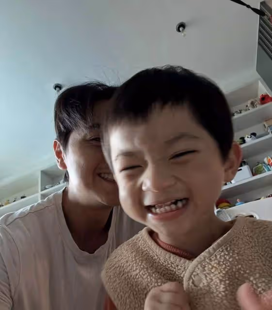 TVB帥氣小生兒子患罕見病,稱小傢伙治療初見成效,會用刀叉進食
