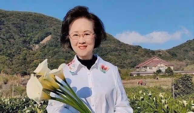 瓊瑤家人曬新年照片,全家走出傷痛,在淡水的家中欣賞煙花