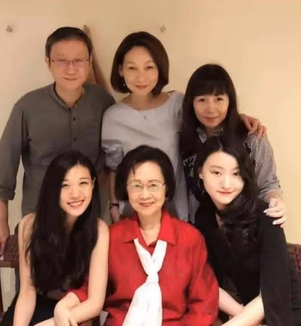 瓊瑤家人曬新年照片,全家走出傷痛,在淡水的家中欣賞煙花