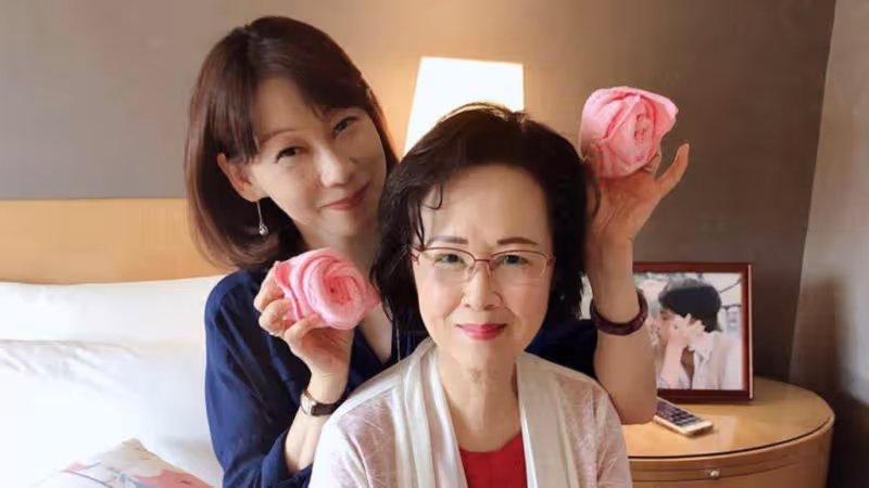 瓊瑤家人曬新年照片,全家走出傷痛,在淡水的家中欣賞煙花