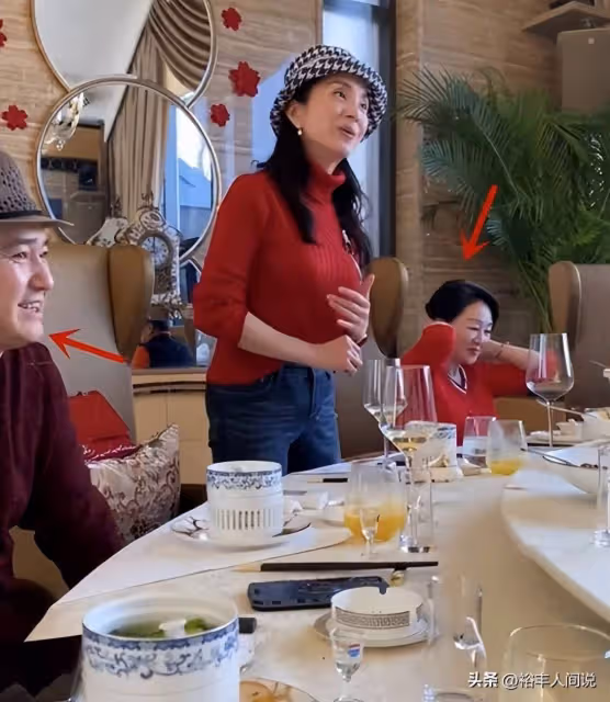 49歲湯燦入駐短視頻官宣復出!穿名貴衣服好優雅,再唱《開門紅》