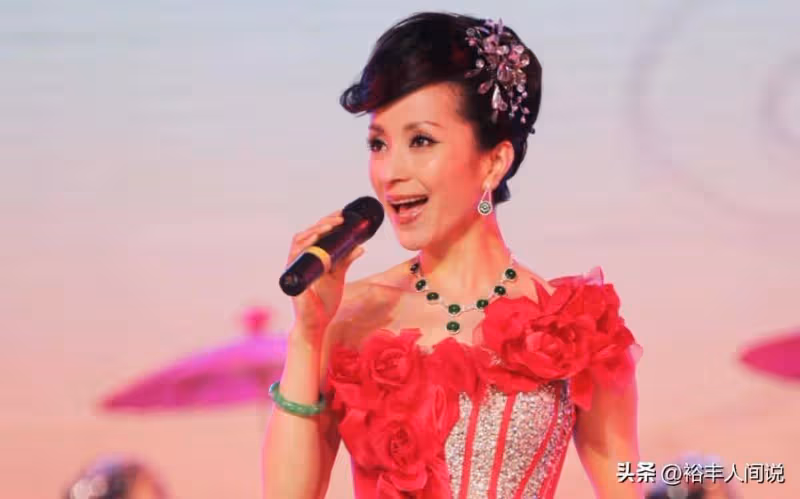 49歲湯燦入駐短視頻官宣復出!穿名貴衣服好優雅,再唱《開門紅》