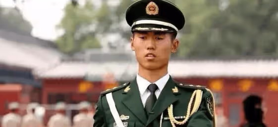 天安門最帥升旗手張自軒轉業後,現狀十分罕見,如今他後悔了嗎?