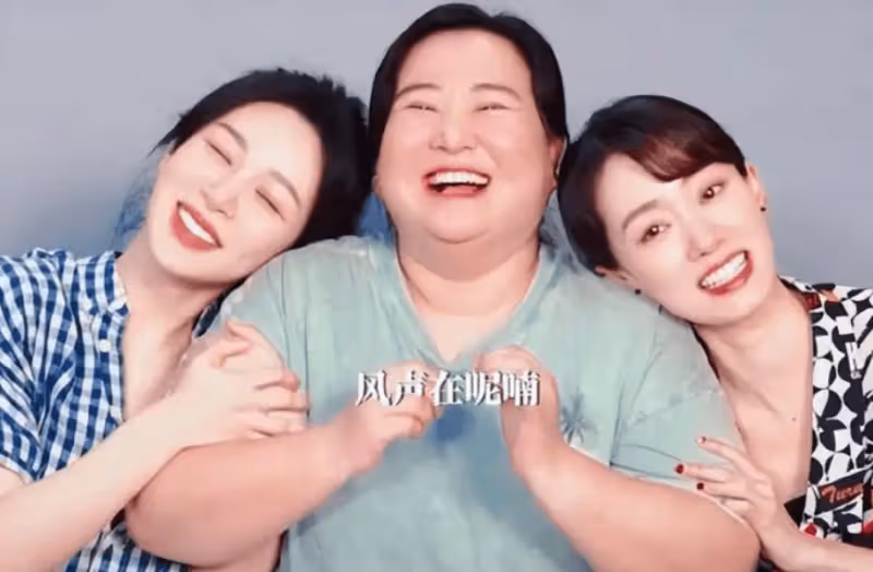賈玲為劉德華風格大變!頭髮剪短、身材復胖,這次腳脖子都胖沒了