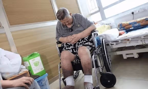 78歲TVB老戲骨兩次跌倒入院,心臟出現問題,雙腿發黑健康令人擔憂