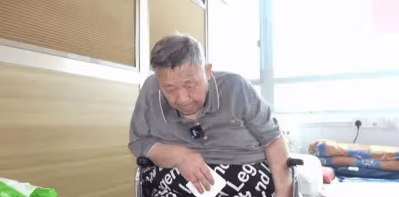 78歲TVB老戲骨兩次跌倒入院,心臟出現問題,雙腿發黑健康令人擔憂