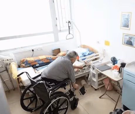 78歲TVB老戲骨兩次跌倒入院,心臟出現問題,雙腿發黑健康令人擔憂