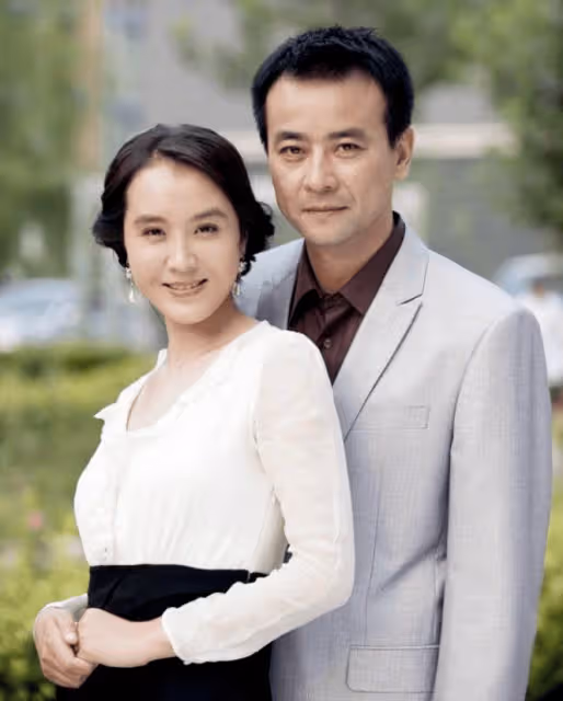 他是「最帥」男演員,娶小23歲郝蕾不離不棄,一起戰勝家族遺傳病,48歲才當爹