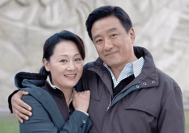 中國「最乾淨」的男演員:對同事女兒一見鍾情,結婚36年零緋聞,兒子卻成了他唯一「心病」!