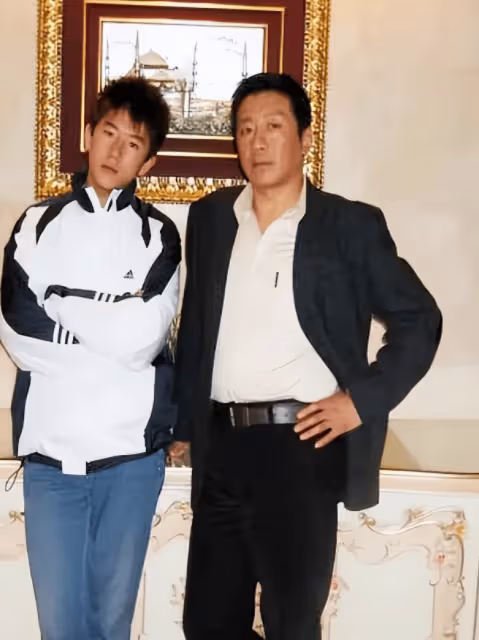 中國「最乾淨」的男演員:對同事女兒一見鍾情,結婚36年零緋聞,兒子卻成了他唯一「心病」!
