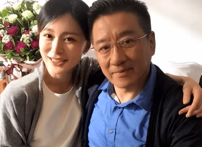 中國「最乾淨」的男演員:對同事女兒一見鍾情,結婚36年零緋聞,兒子卻成了他唯一「心病」!