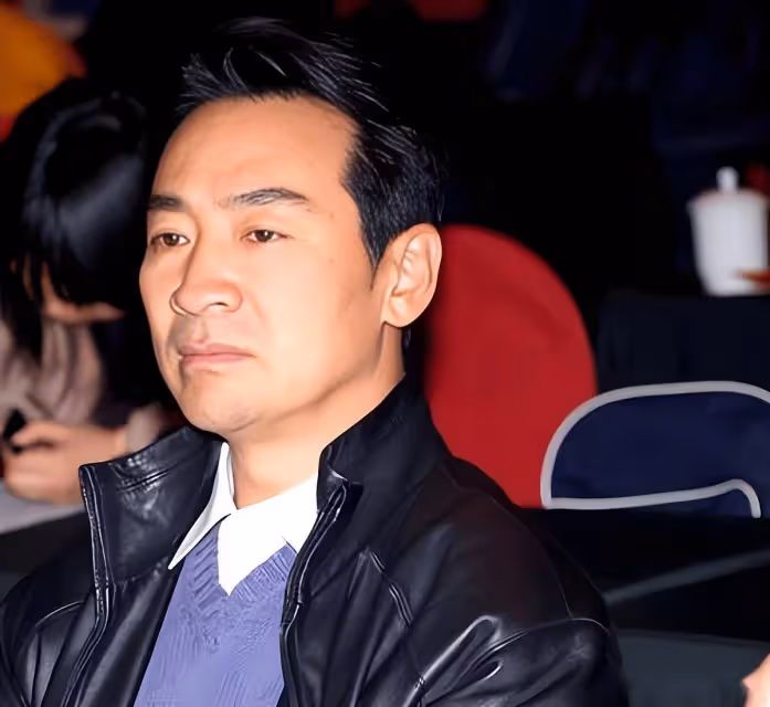 70歲寇振海首曬妻兒,與小24歲李婷生仨娃,次子比出道的哥哥還帥