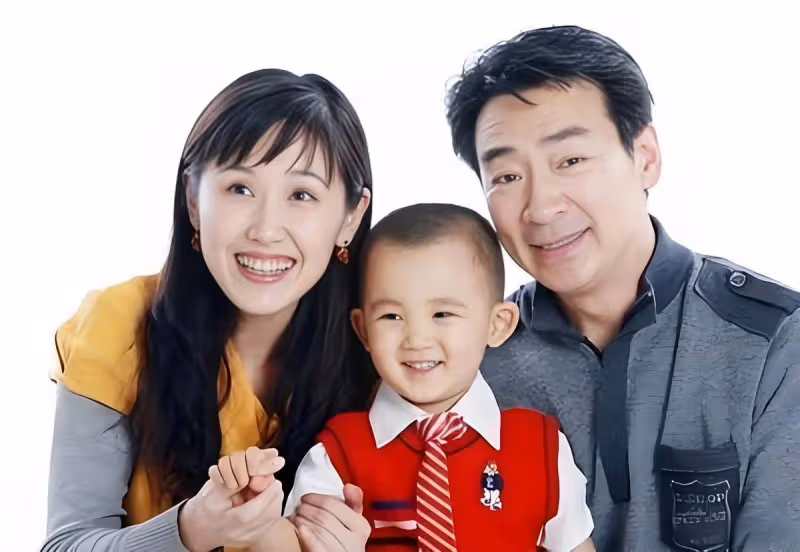 70歲寇振海首曬妻兒,與小24歲李婷生仨娃,次子比出道的哥哥還帥