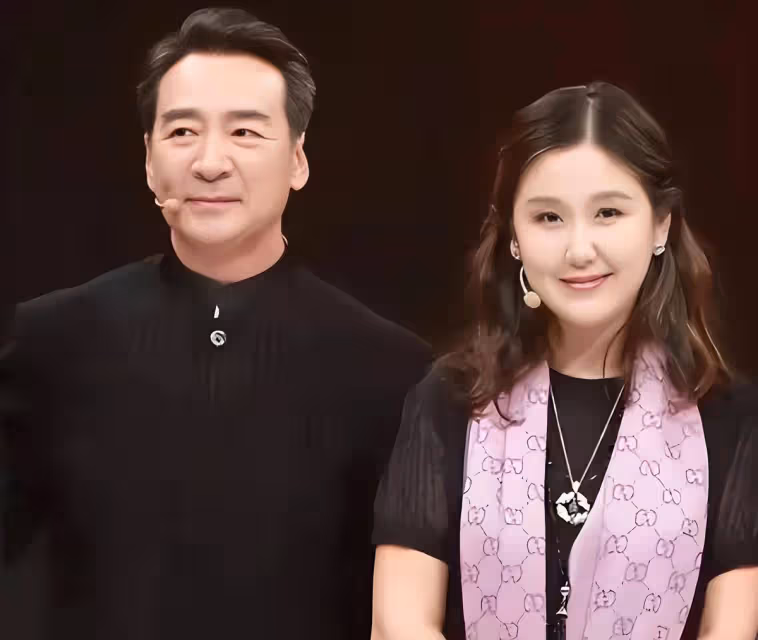 70歲寇振海首曬妻兒,與小24歲李婷生仨娃,次子比出道的哥哥還帥