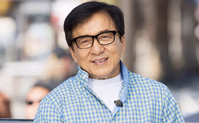 成龍老了,李連杰老了,周星馳也老了,而64歲的他看起來像30歲