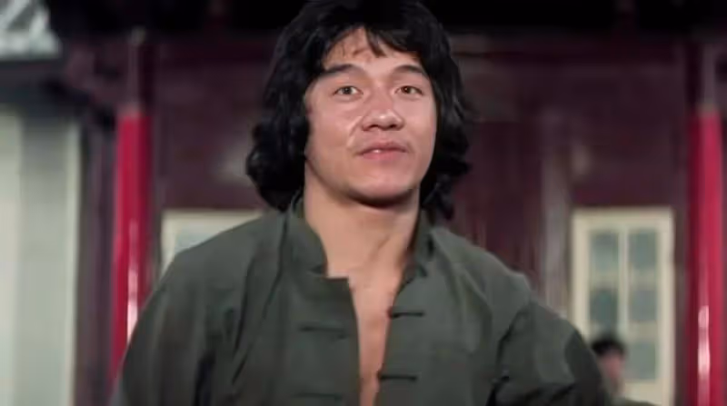 成龍老了,李連杰老了,周星馳也老了,而64歲的他看起來像30歲
