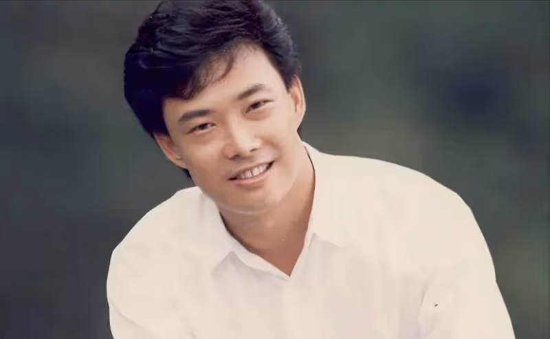 成龍老了，李連杰老了，周星馳也老了，而64歲的他看起來像30歲