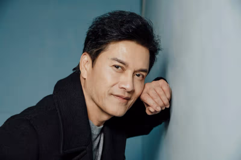 成龍老了，李連杰老了，周星馳也老了，而64歲的他看起來像30歲