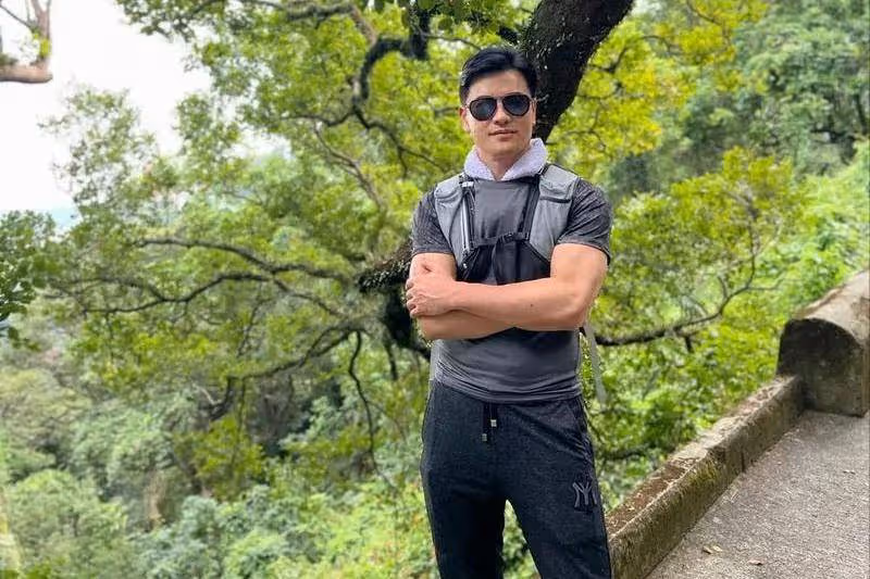 成龍老了，李連杰老了，周星馳也老了，而64歲的他看起來像30歲