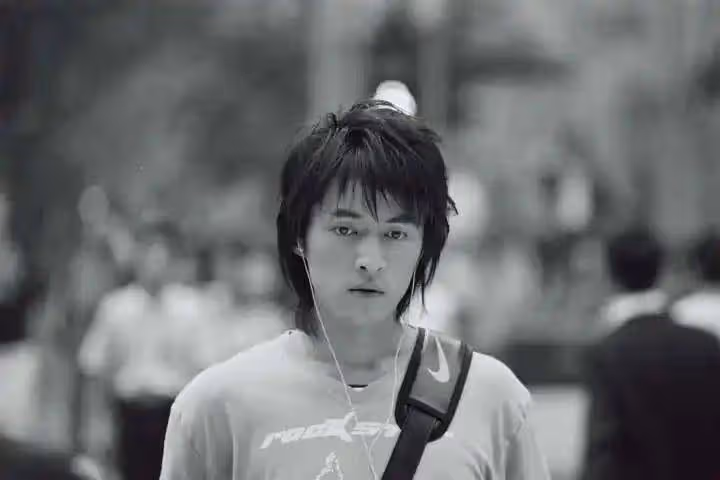 她是胡歌永遠的痛,為救胡歌車禍離世,今30所學校以她的名字命名