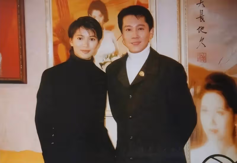 55歲蔡國慶官宣喜訊:這輩子最幸運的事,就是在路上撿到一個老婆