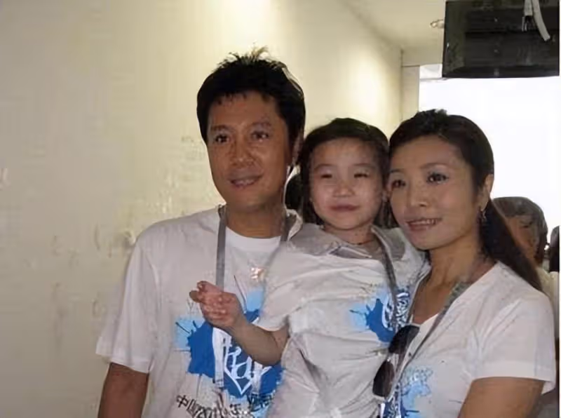55歲蔡國慶官宣喜訊：這輩子最幸運的事，就是在路上撿到一個老婆