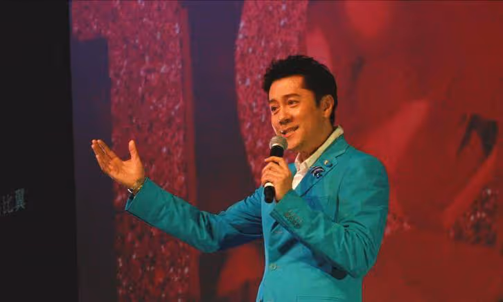 55歲蔡國慶官宣喜訊：這輩子最幸運的事，就是在路上撿到一個老婆