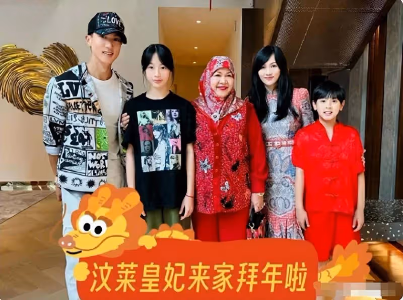 吳尊一家回汶萊豪宅跨年,廚房站20多個親戚,72歲富豪老爸捧蛋糕