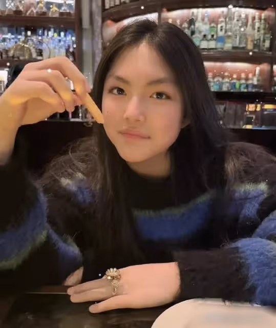 李湘寵女無下限!十幾歲的王詩齡就富得流油,被她手上鑽戒閃到了