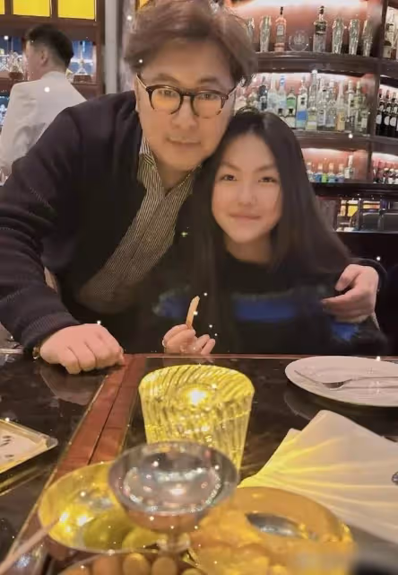 李湘寵女無下限!十幾歲的王詩齡就富得流油,被她手上鑽戒閃到了