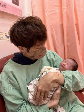 蕭閎仁當爸了!輕擁兒子「你終於肯退房啦」 謝愛妻:辛苦了