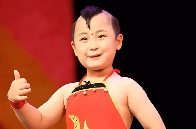 6歲上春晚8歲就去世，被父母「吸干血」的鄧鳴賀，悲劇誰來買單？
