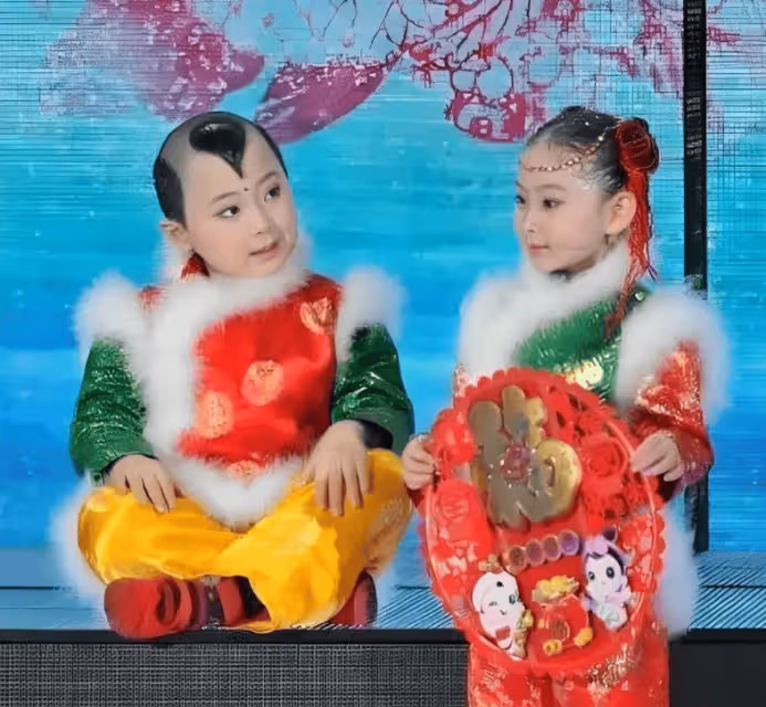 6歲上春晚8歲就去世,被父母「吸干血」的鄧鳴賀,悲劇誰來買單?