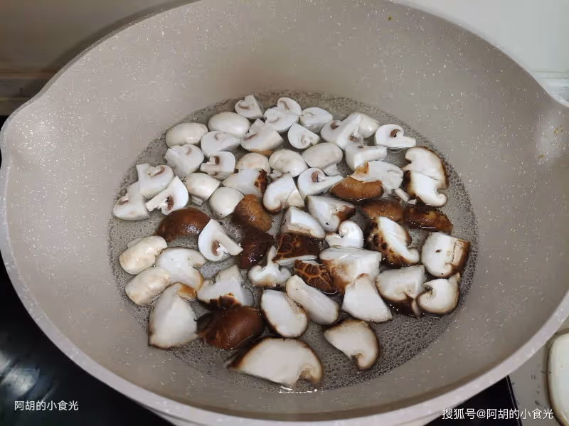 天冷太喜歡做這個菜,好做更好吃!熱騰騰地來一鍋,滑嫩鮮香、特下飯,上桌就是搶手菜