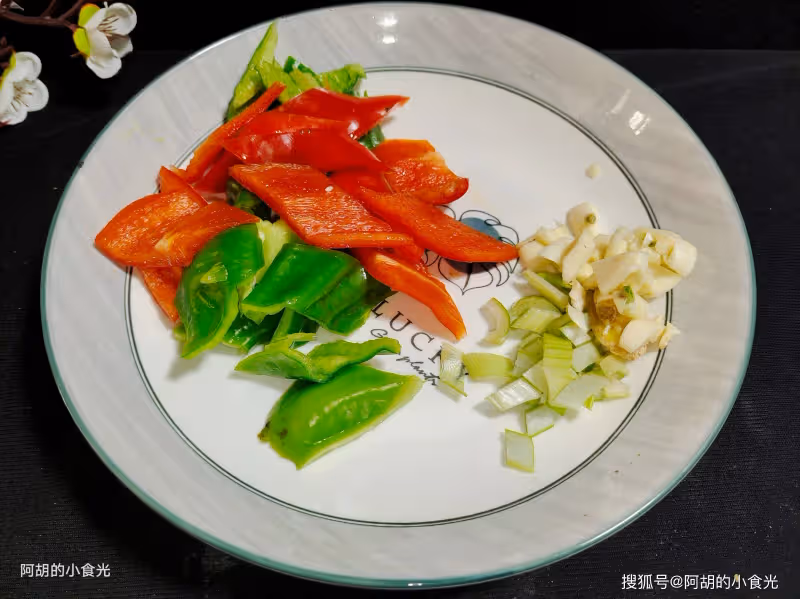 天冷太喜歡做這個菜,好做更好吃!熱騰騰地來一鍋,滑嫩鮮香、特下飯,上桌就是搶手菜