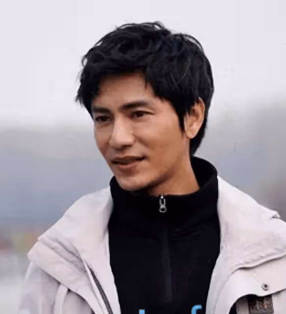 陳坤的兒子已成年，容貌開始顯現母親的基因，像誰可以認得出嗎？