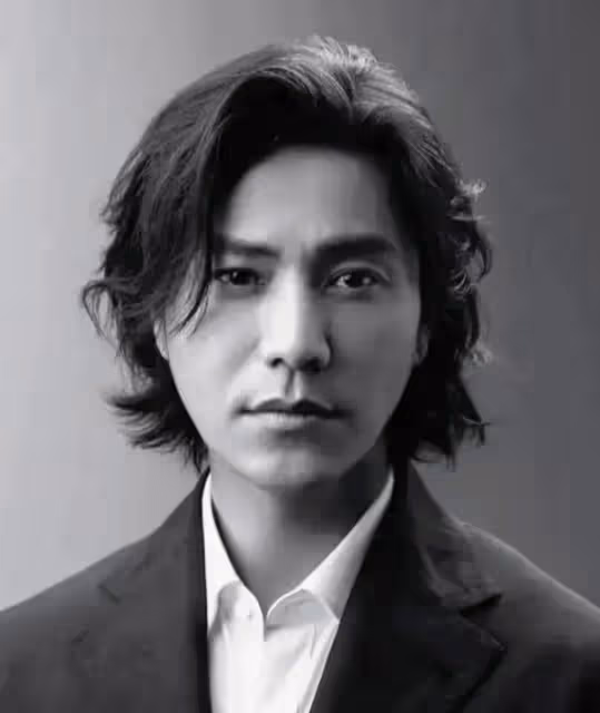 陳坤的兒子已成年，容貌開始顯現母親的基因，像誰可以認得出嗎？