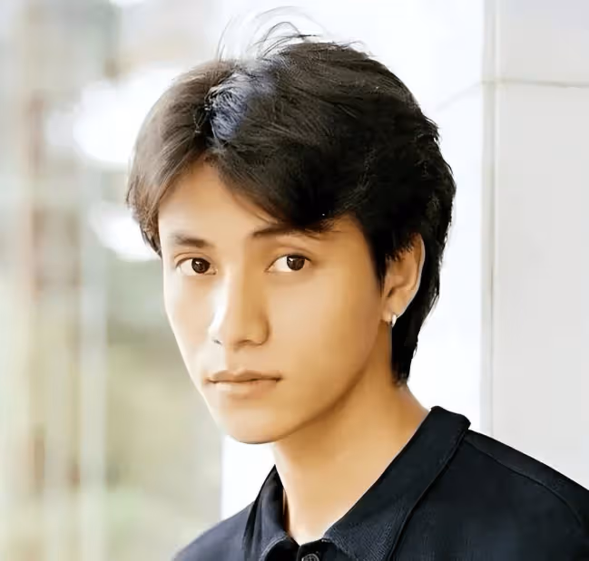 陳坤的兒子已成年，容貌開始顯現母親的基因，像誰可以認得出嗎？