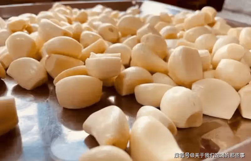 臘八節將至,腌臘八蒜,牢記4個技巧,大蒜快速變綠,爽脆好吃