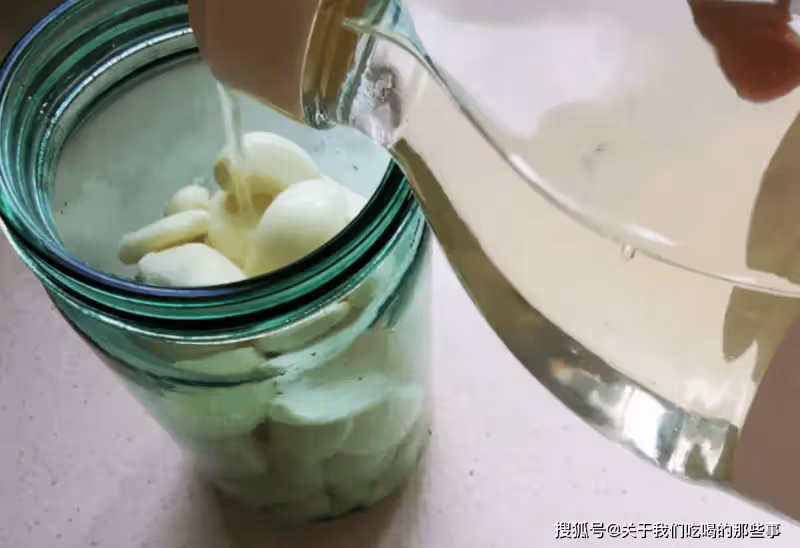 臘八節將至,腌臘八蒜,牢記4個技巧,大蒜快速變綠,爽脆好吃