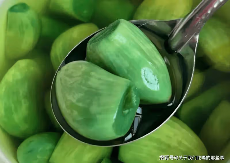 臘八節將至,腌臘八蒜,牢記4個技巧,大蒜快速變綠,爽脆好吃