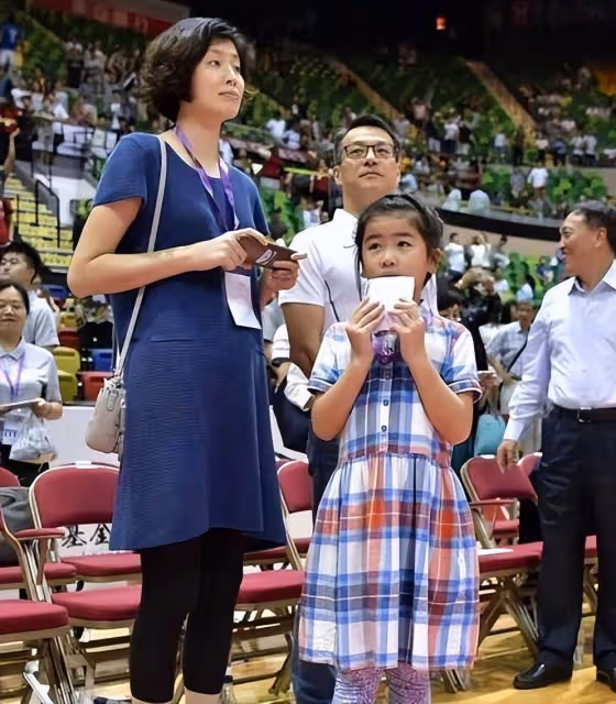 姚明女兒又胖了！14歲身高190體重近190斤，網友：這誰敢娶