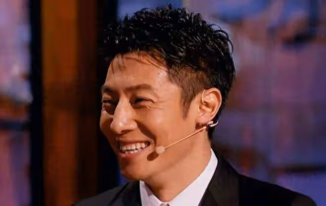 48歲撒貝寧再次被保送,央視連續發文祝賀,直播間露面滿臉幸福