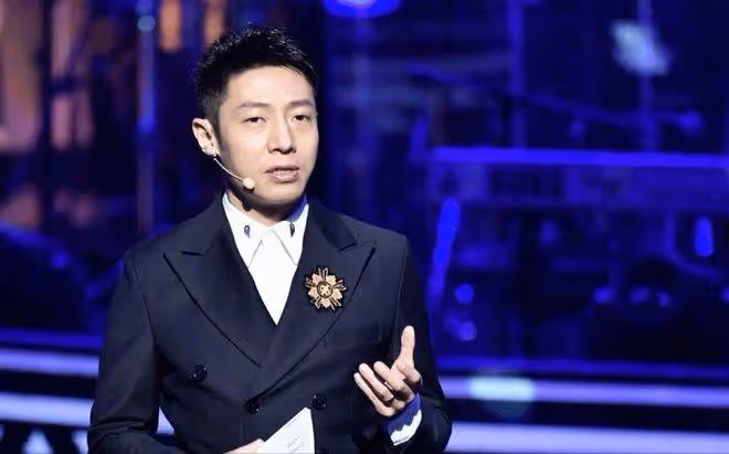 48歲撒貝寧再次被保送，央視連續發文祝賀，直播間露面滿臉幸福